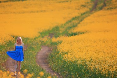 Güneşli mevsim tarlası sarı çiçekleri çekici bayan, güzel bahar zamanı, doğa kadın arkaplanı