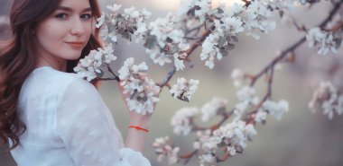 Çiçekçi kız ağaçlar mutluluk, Asya turizmi, geleneksel mevsimlik çiçek.