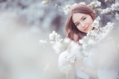 Çiçekçi kız ağaçlar mutluluk, Asya turizmi, geleneksel mevsimlik çiçek.