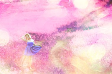 Çiçeklerle dolu güneşli bir tarlada yaz kızı, doğada sıcak, mutlu bir gün batımı