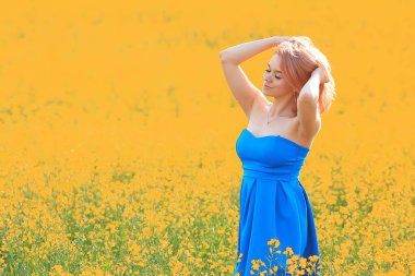 Güneşli mevsim tarlası sarı çiçekleri çekici bayan, güzel bahar zamanı, doğa kadın arkaplanı