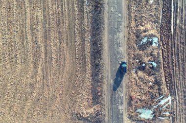 Erken bahar alan üstü görüntü dronu, soyut peyzaj uçuşu