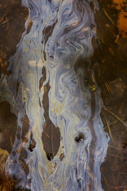 Su birikintisi arka planda petrol sızıntıları, soyut benzin kirliliği kavramı