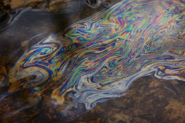 Su birikintisi arka planda petrol sızıntıları, soyut benzin kirliliği kavramı