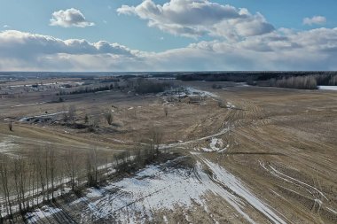 Erken bahar alan üstü görüntü dronu, soyut peyzaj uçuşu