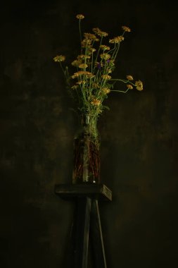 Çiçek vazosu durgun hayat, mevsimlik yaz bağbozumu tarzında, sarı çiçekler vahşi
