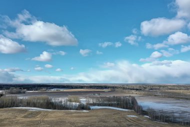 Erken bahar alan üstü görüntü dronu, soyut peyzaj uçuşu