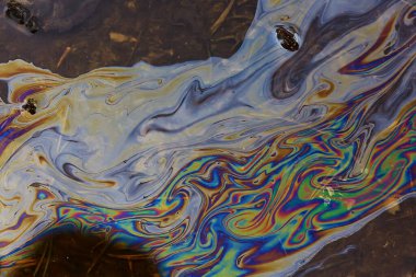 Su birikintisi arka planda petrol sızıntıları, soyut benzin kirliliği kavramı