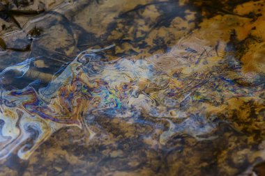 Su birikintisi arka planda petrol sızıntıları, soyut benzin kirliliği kavramı