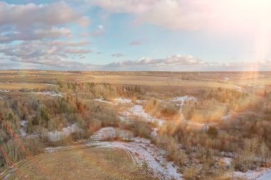 Erken bahar alan üstü görüntü dronu, soyut peyzaj uçuşu