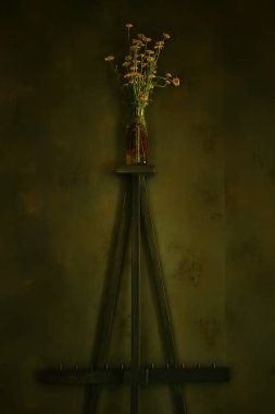 Çiçek vazosu durgun hayat, mevsimlik yaz bağbozumu tarzında, sarı çiçekler vahşi