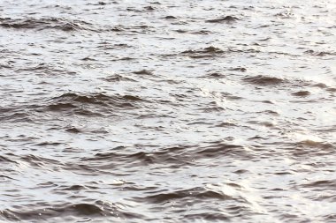 Yaz güneşi deseni su üzerinde parlar, soyut okyanus su arka planında.