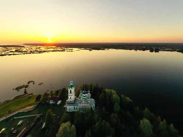 ロシアの夏の風景日没川のほとりの教会キリスト教正統派 — ストック写真