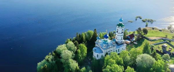 Paesaggio Estivo Russia Tramonto Chiesa Sulle Rive Del Fiume Cristianesimo — Foto Stock