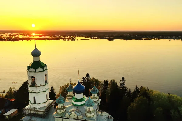 Paisaje Verano Rusia Puesta Del Sol Iglesia Orillas Del Río —  Fotos de Stock