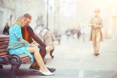 Genç heteroseksüel çift şehir aşkı, romantik erkek ve kadın birlikte