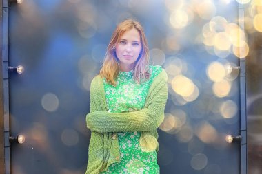 Şehirde romantik bir kadının portresi, güzel bir kadın tarzı, zarif ve çekici bir bayan.