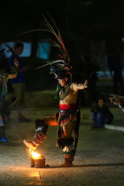 23 Kasım 2019 Cancun, Meksika 'da Maya Kızılderililerinin ritüel dans canlandırması