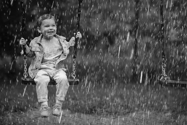 Bahar geldi, baharda bir çocuk sallanıyor salıncakta, keyifli bir çocukluk dönemi mutlu bir yaz çocuğu.