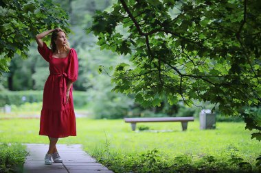 Özgürlük kızı bahar ormanı, parkta güzel bir kadın.