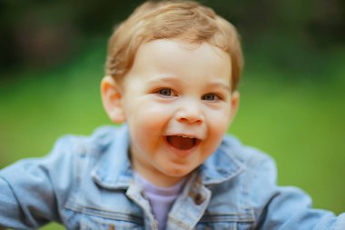 İlkbaharda yürüyüş için mutlu çocuk, doğa yaz mutluluğu