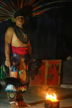 23 Kasım 2019 Cancun, Meksika 'da Maya Kızılderililerinin ritüel dans canlandırması