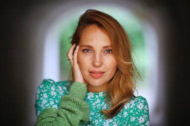 Özgürlük kızı bahar ormanı, parkta güzel bir kadın.