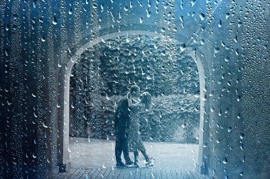 Romantik çift yağmur şehri, aşıklar erkek ve kadın ilişkisi aşk