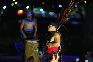 23 Kasım 2019 Cancun, Meksika 'da Maya Kızılderililerinin ritüel dans canlandırması