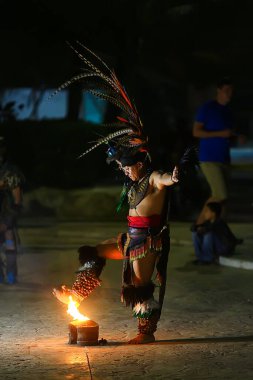 23 Kasım 2019 Cancun, Meksika 'da Maya Kızılderililerinin ritüel dans canlandırması