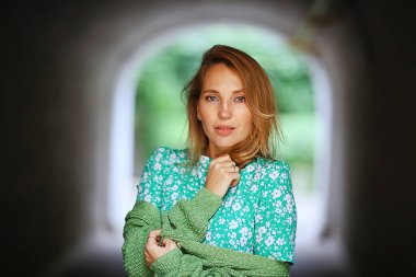 Şehirde romantik bir kadının portresi, güzel bir kadın tarzı, zarif ve çekici bir bayan.