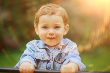 Bahar geldi, baharda bir çocuk sallanıyor salıncakta, keyifli bir çocukluk dönemi mutlu bir yaz çocuğu.