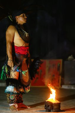23 Kasım 2019 Cancun, Meksika 'da Maya Kızılderililerinin ritüel dans canlandırması