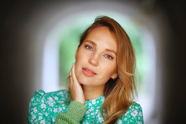 Şehirde romantik bir kadının portresi, güzel bir kadın tarzı, zarif ve çekici bir bayan.