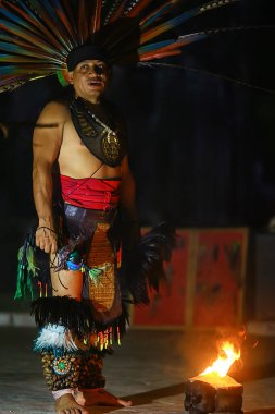 23 Kasım 2019 Cancun, Meksika 'da Maya Kızılderililerinin ritüel dans canlandırması
