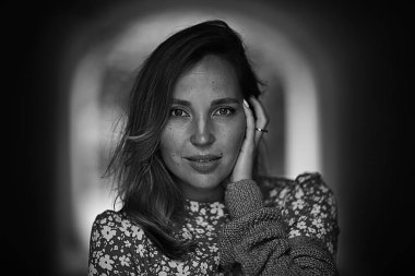 Şehirde romantik bir kadının portresi, güzel bir kadın tarzı, zarif ve çekici bir bayan.