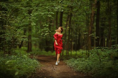 Özgürlük kızı bahar ormanı, parkta güzel bir kadın.