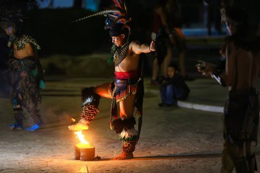 23 Kasım 2019 Cancun, Meksika 'da Maya Kızılderililerinin ritüel dans canlandırması