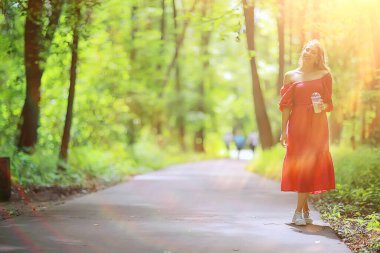 Özgürlük kızı bahar ormanı, parkta güzel bir kadın.