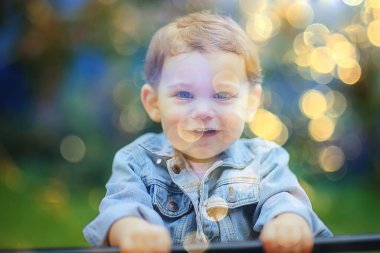 İlkbaharda yürüyüş için mutlu çocuk, doğa yaz mutluluğu