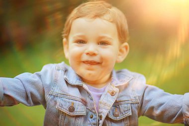 İlkbaharda yürüyüş için mutlu çocuk, doğa yaz mutluluğu