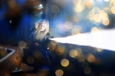 Gece şehri kadın tarzı, genç kız şehir akşam güzelliği.