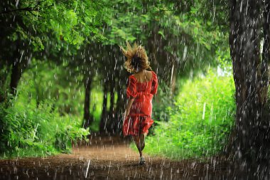 Kız yağmur parkı, genç çekici romantik kadın.