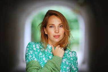 Şehirde romantik bir kadının portresi, güzel bir kadın tarzı, zarif ve çekici bir bayan.