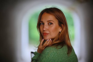 Bahar zamanı kadın portresi şehri, şehir sokaklarında genç bir kadının taze bahar görüntüsü.