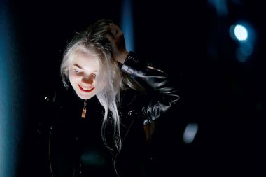 Gece şehri kadın tarzı, genç kız şehir akşam güzelliği.