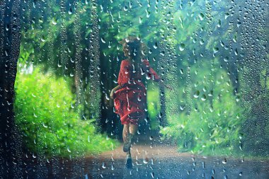 romantik portre yağmur kızı, ıslak damlalar güzel dişi