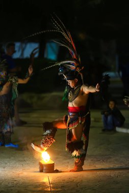 23 Kasım 2019 Cancun, Meksika 'da Maya Kızılderililerinin ritüel dans canlandırması