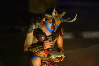 23 Kasım 2019 Cancun, Meksika 'da Maya Kızılderililerinin ritüel dans canlandırması