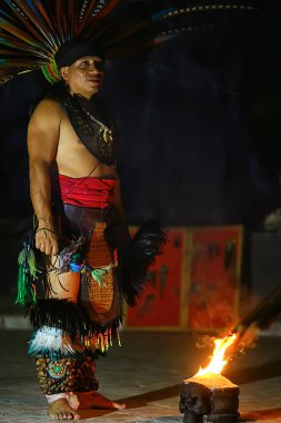 23 Kasım 2019 Cancun, Meksika 'da Maya Kızılderililerinin ritüel dans canlandırması